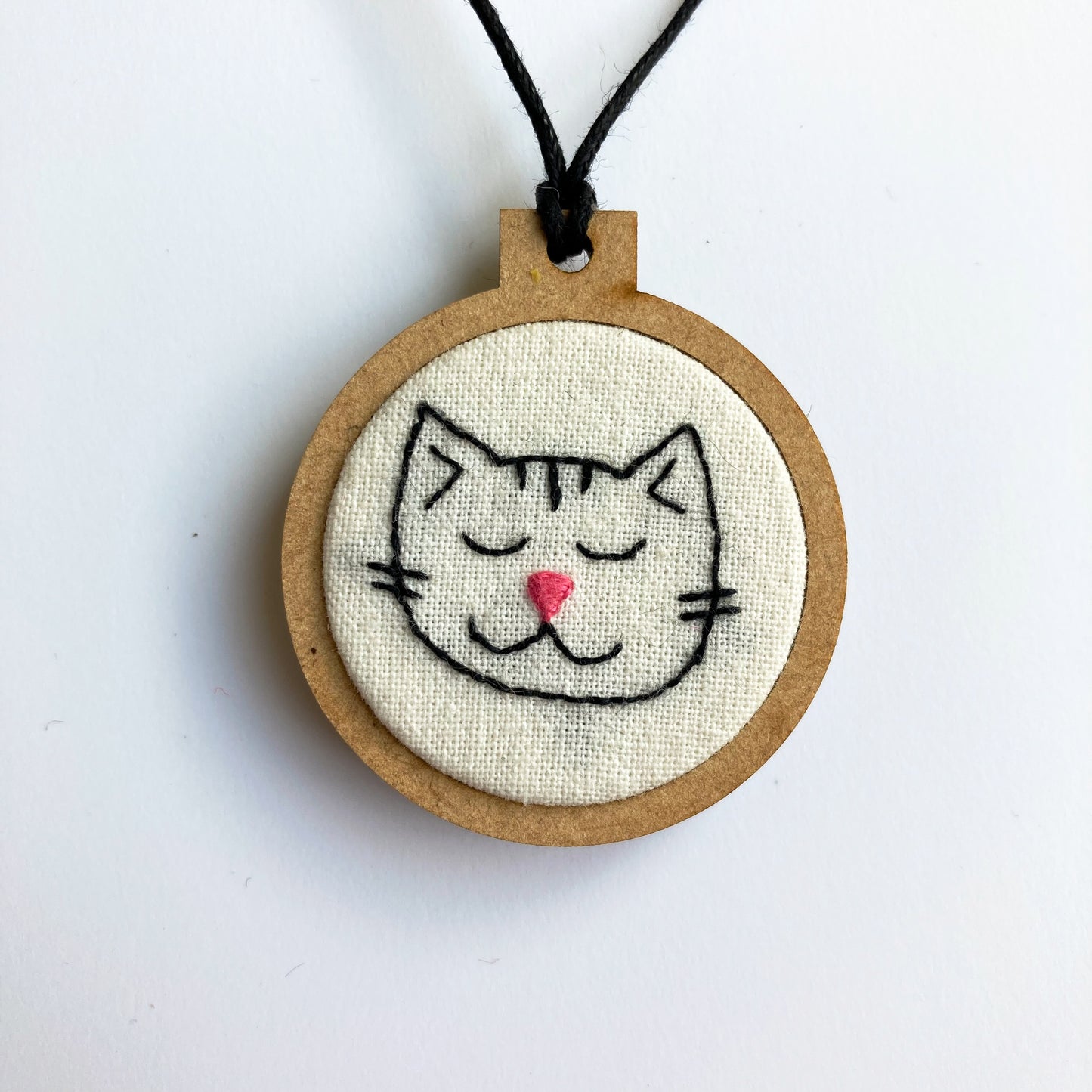 Dijes de Mini Bordados de Gatos