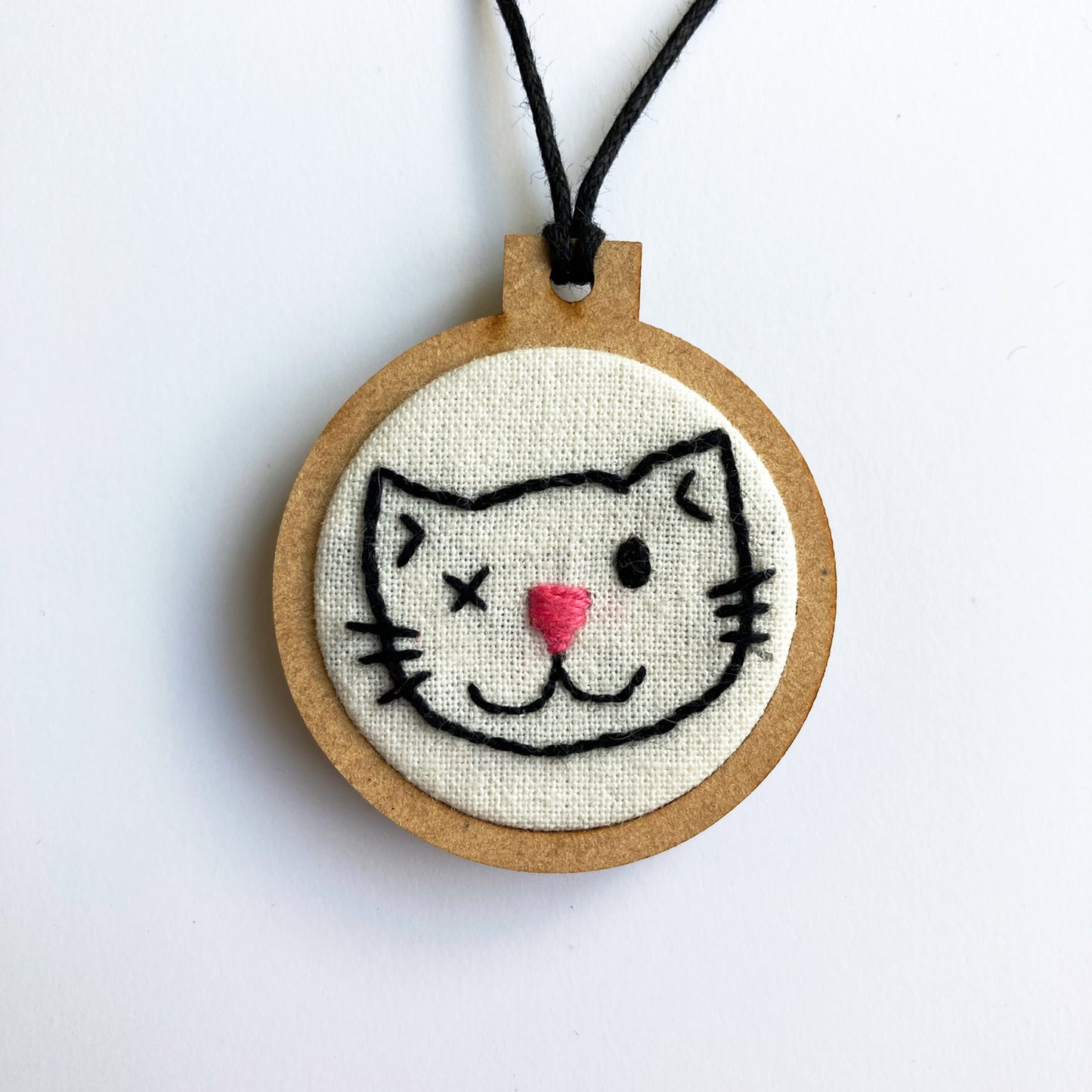 Dijes de Mini Bordados de Gatos